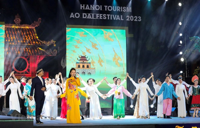 2023年河内旅游奥黛节璀璨开幕。