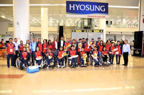 越南残疾人体育代表团已回到河内，结束参加在中国杭州举办的第四届亚残运会的任务。