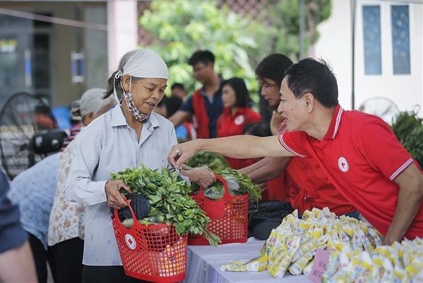 人们在由和平省红十字会与越南祖国阵线联合举办的爱心集会上购物。（图片来源：越通社）