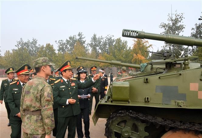 越南国防部长潘文江大将率越南国防部高级代表团走访中国人民解放军军事科学院和第82集团军6旅。（图片来源：越通社）