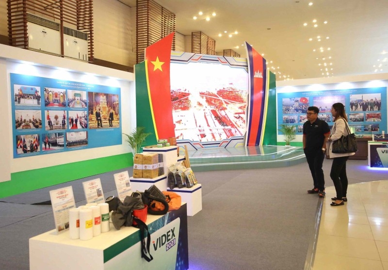 游客们参观了解越南企业的产品。（图片来源：越通社）