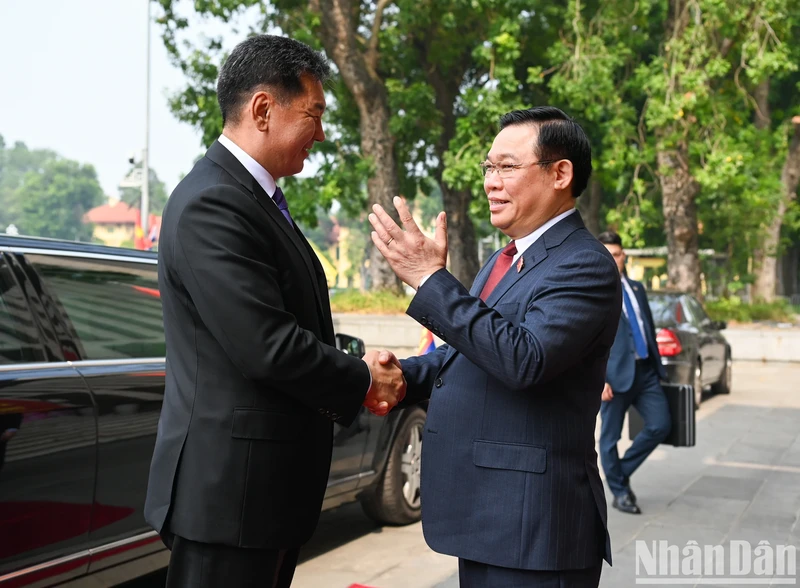 越南国会主席王廷惠欢迎蒙古国总统乌赫那·呼日勒苏赫访问越南。