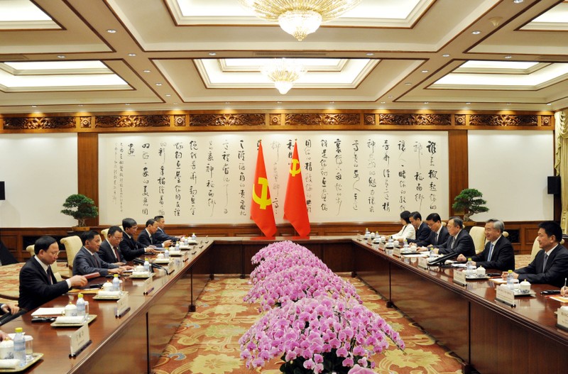 越南共产党代表团和中国共产党代表团举行会谈。