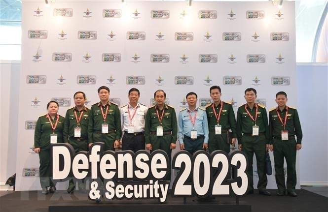 出席2023年泰国国防安全展的代表团。（图片来源：越通社）