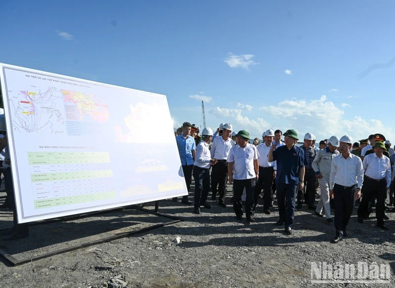 越南国会主席王廷惠视察岘港市莲沼港建设项目。