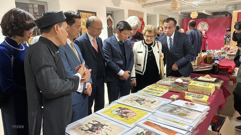 越共中央宣教部代表团出席在法国越南文化中心举行的法国越南文化日活动。