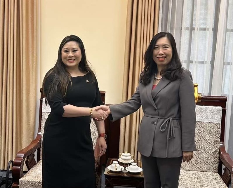 越南外交部副部长黎氏秋姮和美国商品期货交易委员会专员卡罗琳·范。