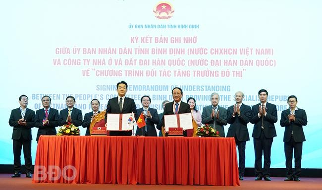 平定省人民委员会与韩国房地产总公司共同签署国际合作协议。（图片来源：平定报）