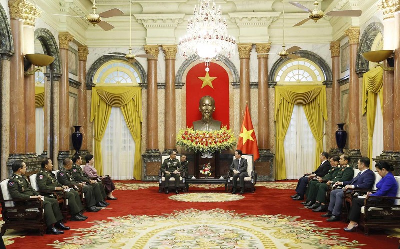 越南国家主席武文赏会见柬埔寨副首相兼国防大臣迪西哈。