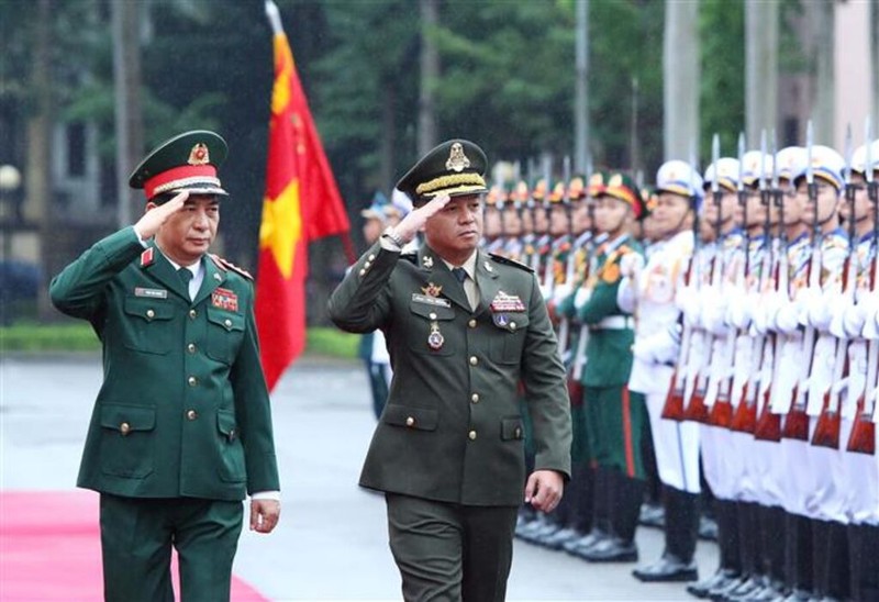 越南国防部长潘文江大将举行仪式，欢迎迪西哈大将一行访越。