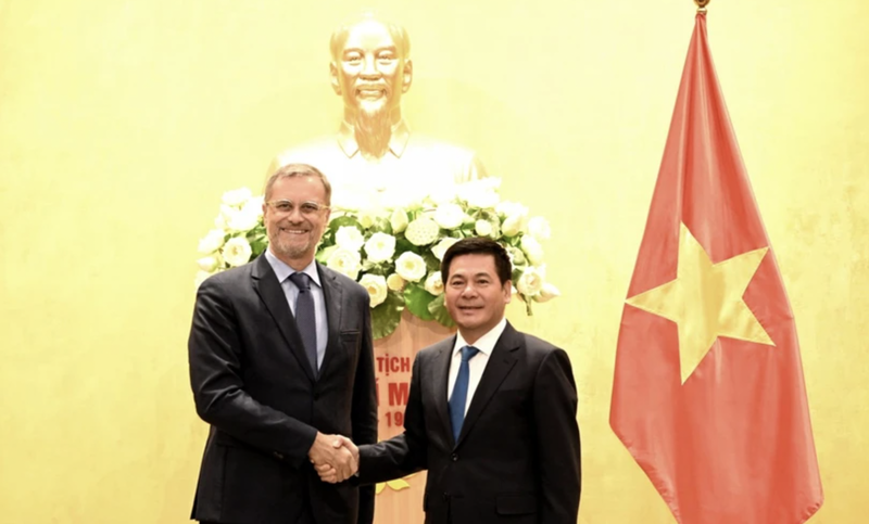 越南工贸部部长阮鸿延与法国新任驻越南大使奥利维耶·布罗谢。