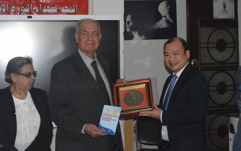 越共中央宣教部副部长黎海平（右一）与埃及社会主义党总书记艾哈迈德·巴哈丁·沙班·穆罕默德·沙菲。（图片来源：《越南之声》）