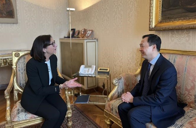 意大利热那亚市市长特蕾莎会见越南驻意大利大使杨海兴。（图片来源：越通社）
