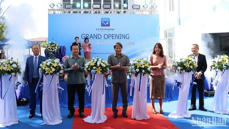 旅居老挝越南人专项医院正式揭牌投运。