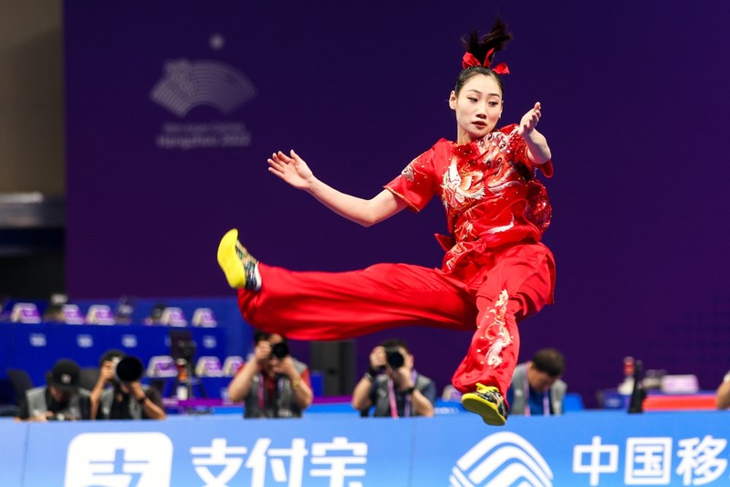 越南武术女运动员在世界武术锦标赛上获得金牌。