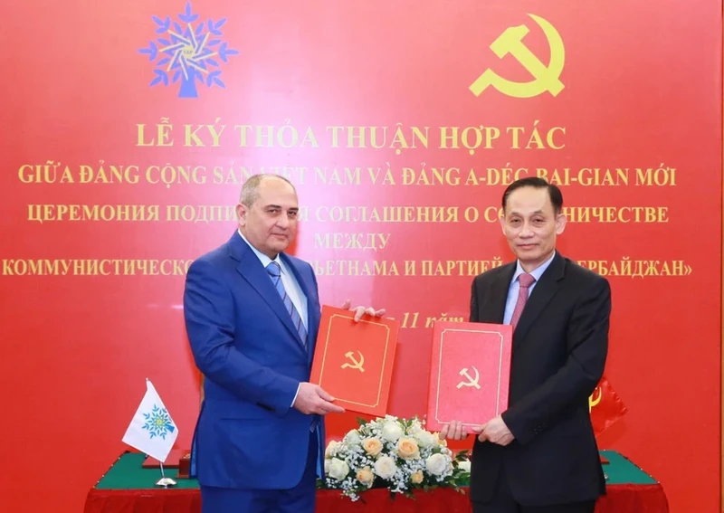 黎怀忠部长与布达戈夫签署越南共产党与新阿塞拜疆党的合作协议。（图片来源：越通社）