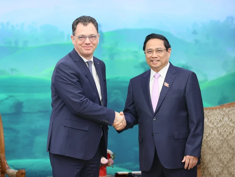 越南政府总理范明正会见罗马尼亚经济、创业和旅游部长斯特凡·拉杜·奥普雷亚。（图片来源：越通社）