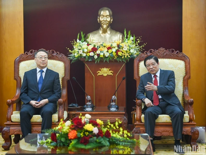 越共中央内政部部长潘廷镯和中共中央政法委员会副秘书长杨春雷。