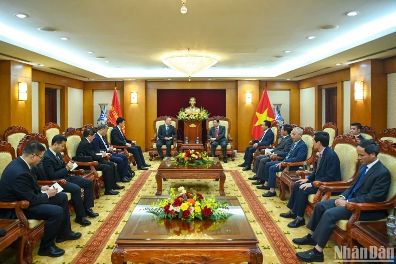 越共中央内政部部长潘廷镯会见中共中央政法委员会代表团。