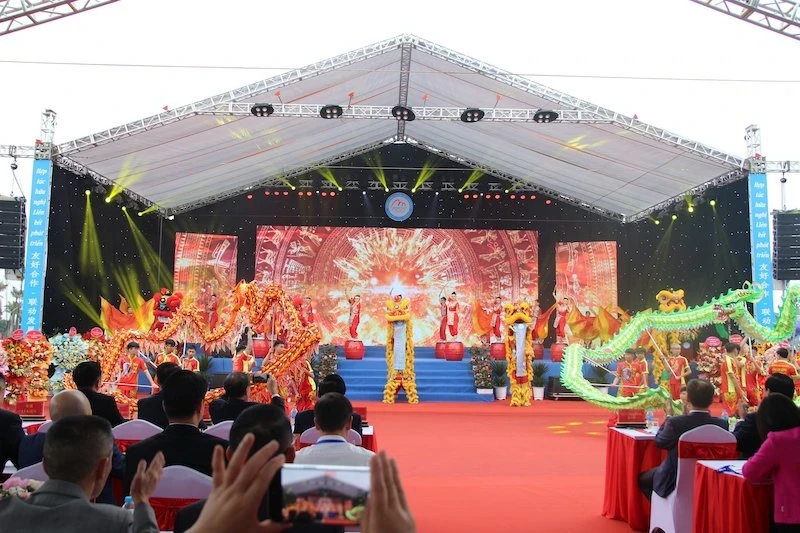 2023年第十五届越中国际商贸旅游博览会在广宁省芒街市举行。