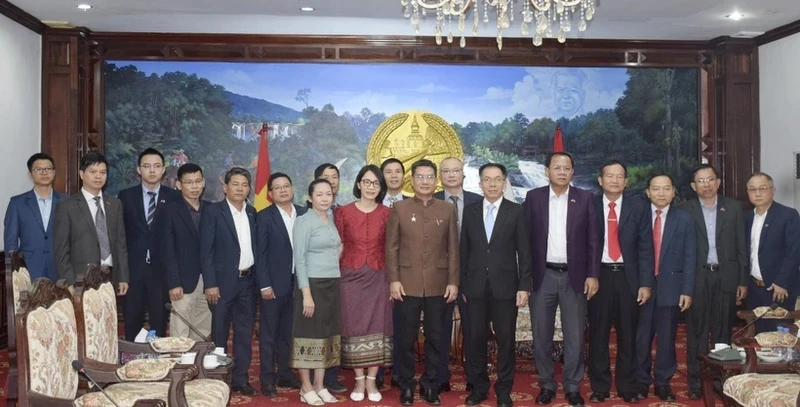 越南驻巴色总领事阮文忠率领工作代表团和老挝代表合影。（图片来源：越通社）