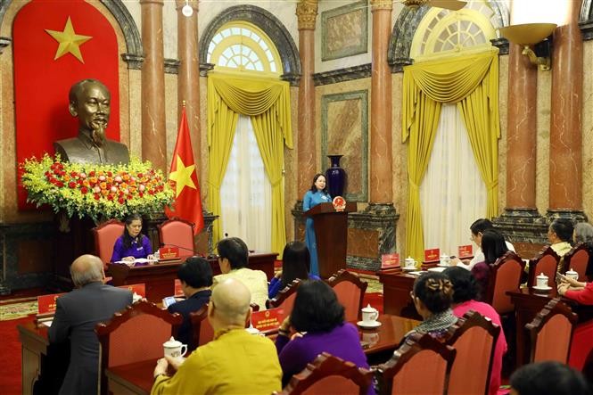 越南国家副主席武氏映春在见面会上发表讲话。（图片来源：越通社）