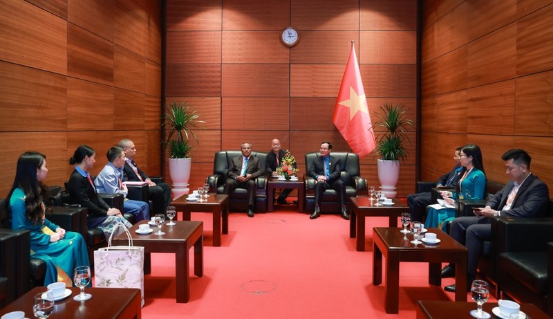第十二届越南劳动总联合会主席阮廷康会见老挝工会联合会代表团。