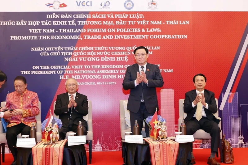 越南国会主席王廷惠出席越泰促进经贸投资合作政策和法律论坛。