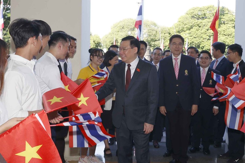 越南国会主席王廷惠探访泰国朱拉隆功大学。（图片来源：国际报）