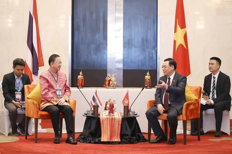 越南国会主席王廷惠会见泰国商会主席萨南·安古博尔库。（图片来源：越通社）