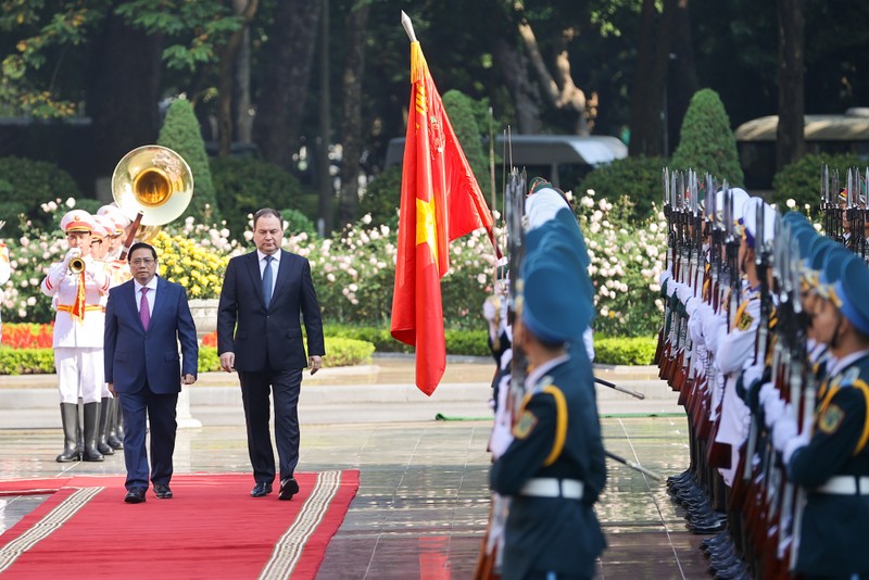范明正总理和白俄罗斯总理戈洛夫琴科检阅仪仗队。（图片来源：VGP）