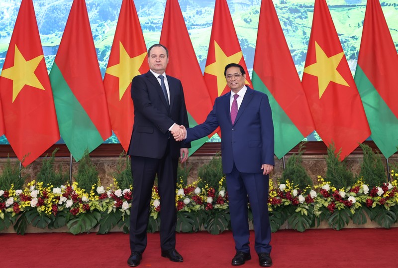 越南政府总理范明正与白俄罗斯总理罗曼·戈洛夫琴科。（图片来源：VGP）