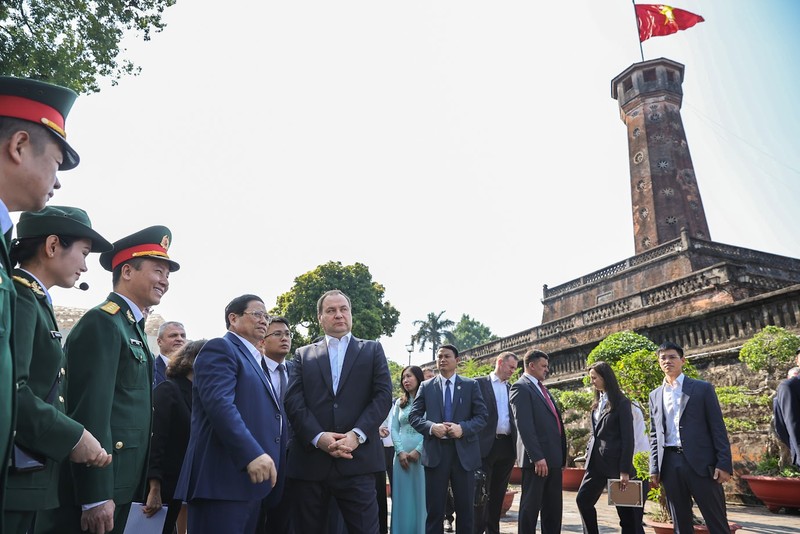 越南政府总理范明正同白俄罗斯总理参观河内旗台。（图片来源：VGP）