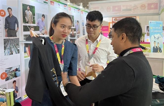 越南代表向印度游客介绍越南产品。（图片来源：越通社）