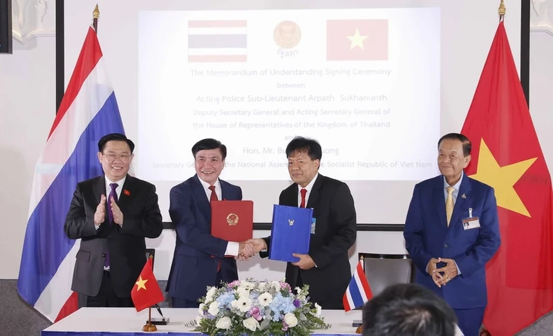 越南国会与泰国下议院签署合作备忘录。（图片来源：VGP）