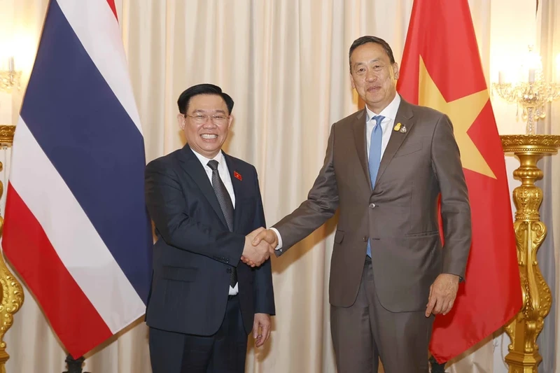 越南国会主席王廷惠会见泰国总理赛塔·他威信。