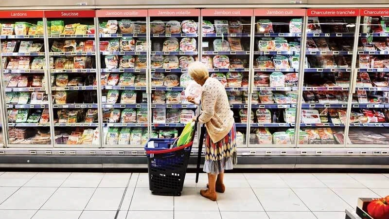 民众在法国尼斯市的一家超市购物。（图片来源：路透社）