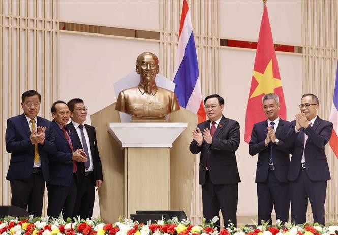 越南国会主席王廷惠会见旅泰越南人社群。