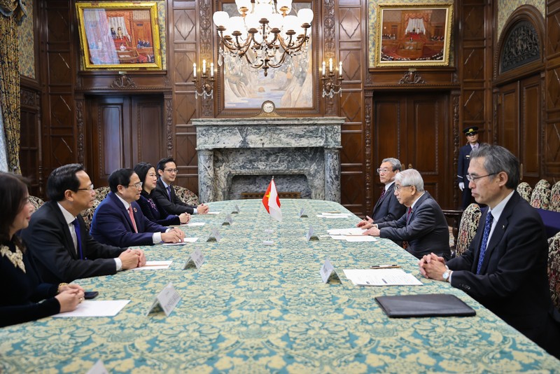 越南政府总理范明正会见日本参议院议长尾辻秀久。（图片来源：越通社）