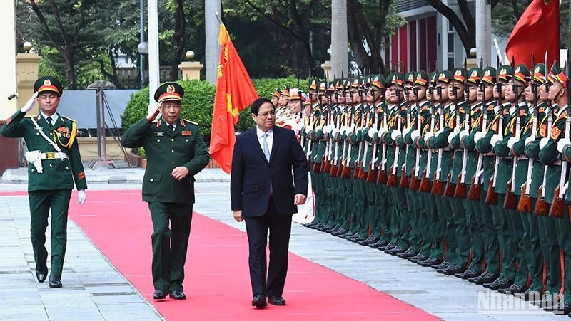 范明正总理检阅越南人民军队仪仗队。