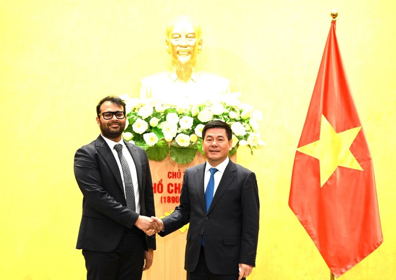 越南工贸部部长阮鸿延在工贸部总部与阿联酋天狼星控股集团总裁阿克谢·库马尔·马哈詹。