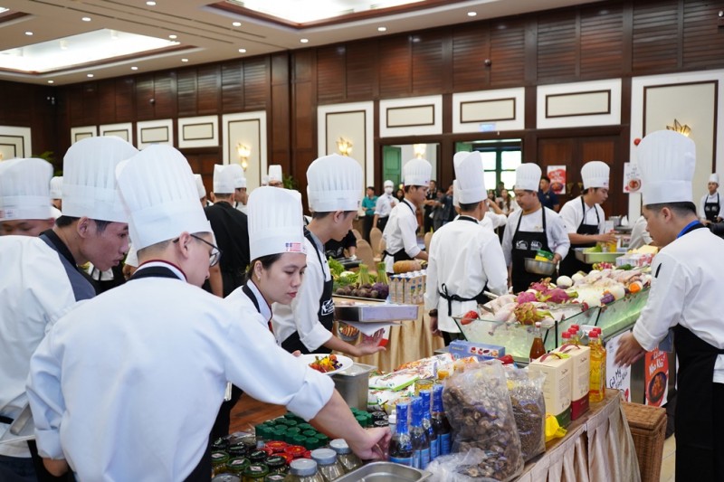 专业厨师在“岘港美食融入世界”大赛比拼。