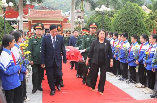 山罗省为在老牺牲的越南志愿军烈士举行追悼会和安葬仪式。（图片来源：越通社）