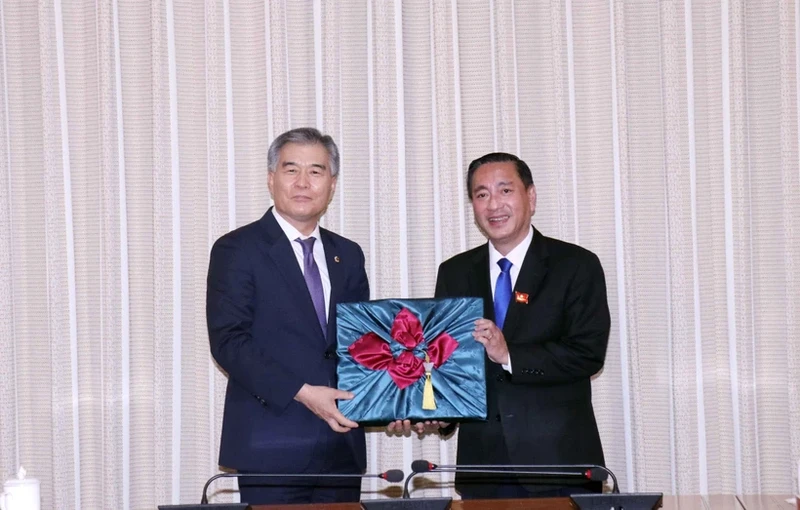 胡志明市人民议会副主席范成坚和首尔市议会主席金贤基。（图片来源：越通社）