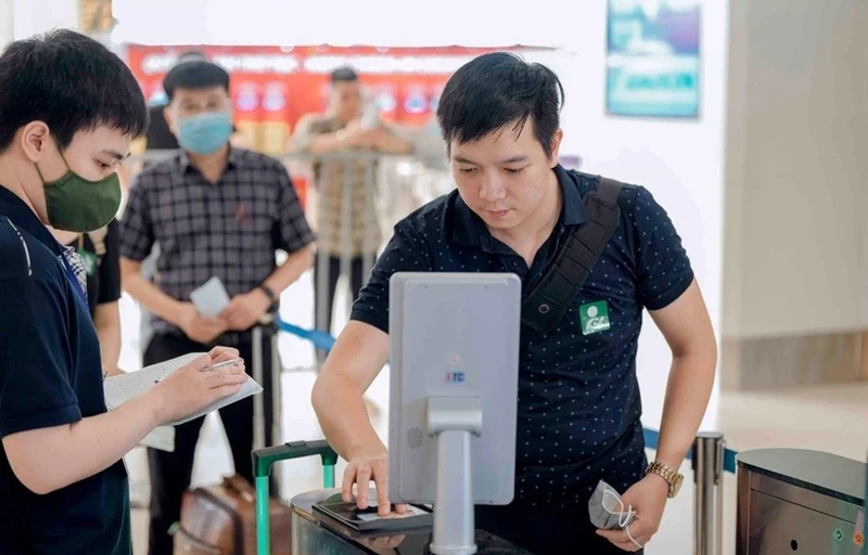 越南部署乘客登机手续生物识别认证应用程序。