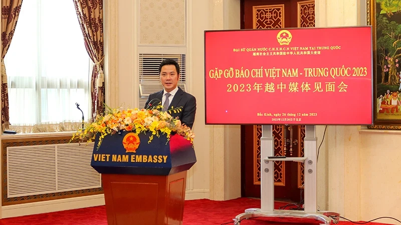 越南驻华公使宁成功在见面会上发表讲话。