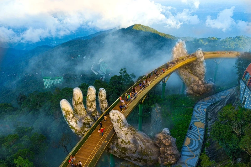 岘港金桥。