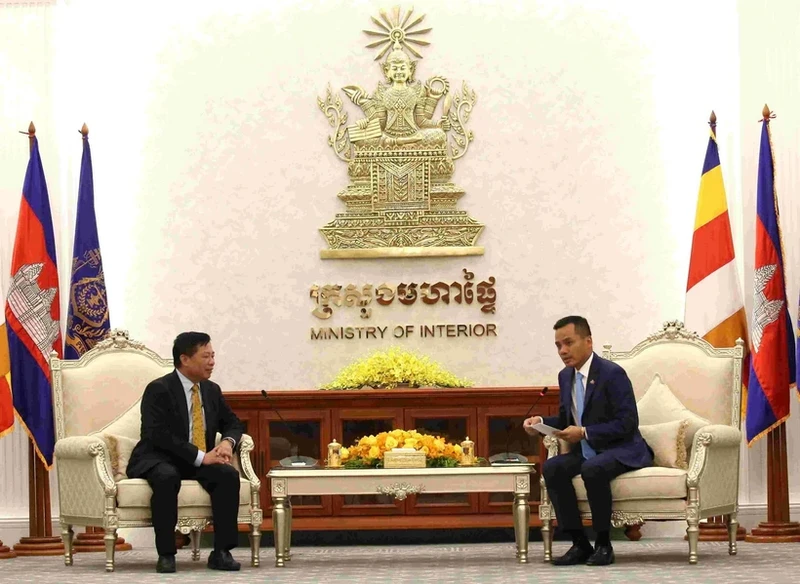 越南驻柬埔寨大使阮辉曾12月26日在柬埔寨内政部总部拜访柬埔寨副首相、内政大臣韶肯。（图片来源：越通社）