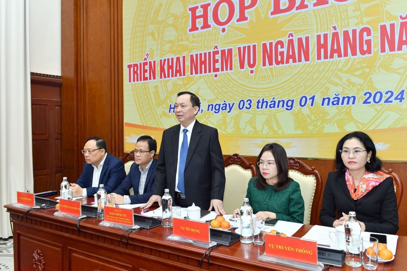 越南国家银行副行长陶明秀在1月3日举行的2024年银行工作任务部署的新闻发布会上发言。