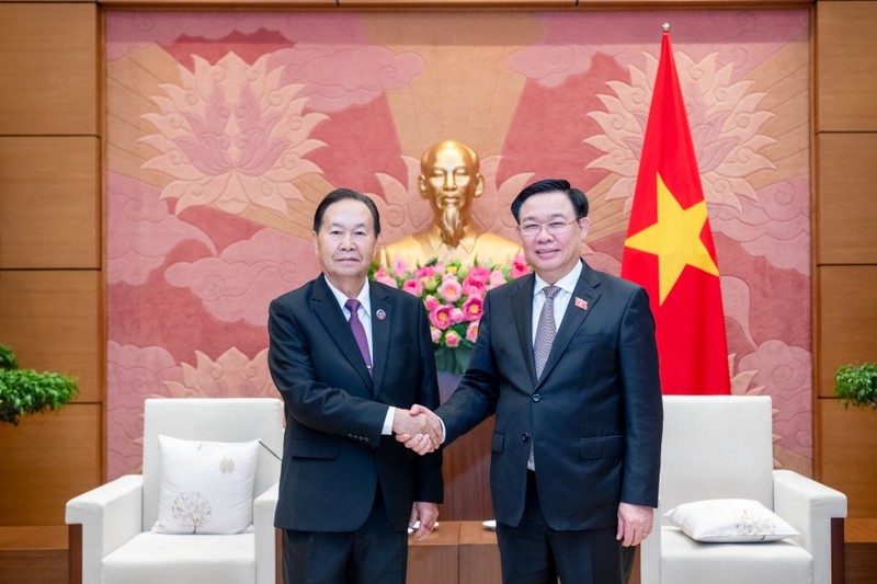 越南国会主席王廷惠和老挝国会副主席夏伦·亚保和。